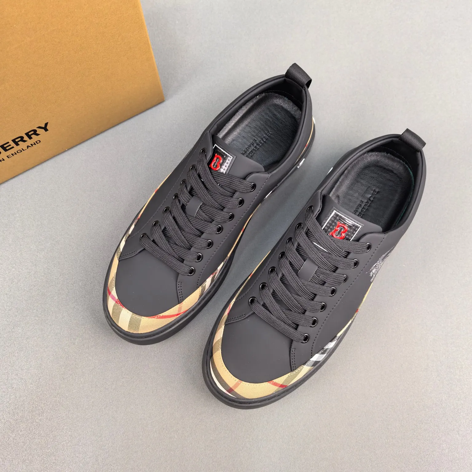 Burberry [Burberry] men's shoes 💰400💰. Fashionable sports and casual shoes, the upper is made of first-layer cowhide with plaid material, first-layer pigskin lining, and rubber outsole. Men's size 38-44.
